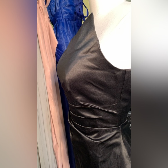 Elegant Black One-Shoulder Dress HIGH Slit Satin Train Ruching Strapless Gown - Picture 7 of 9